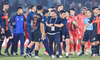 HLV Ninh Bình đập bàn, chỉ trích trọng tài sau trận thua CAHN