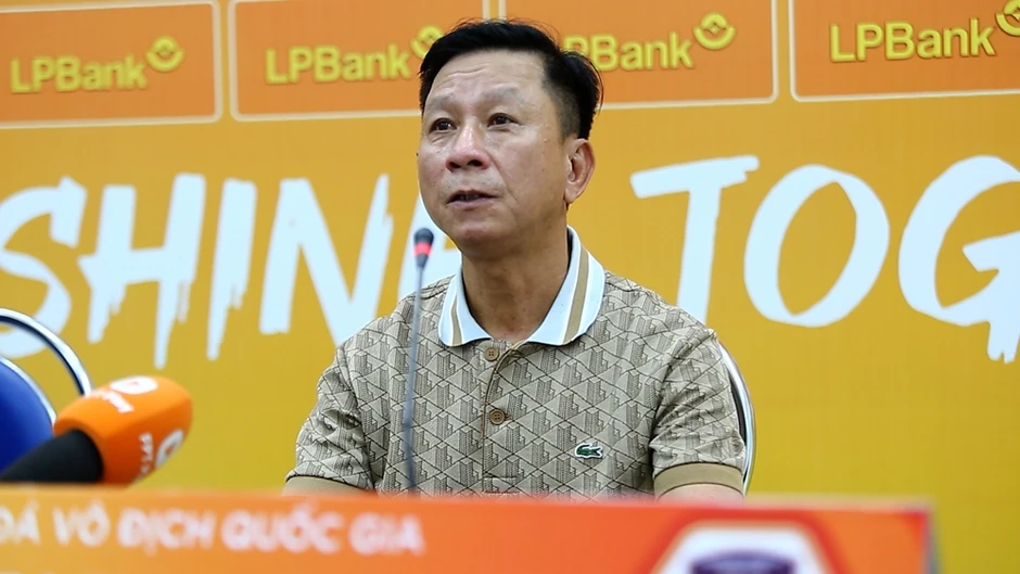 HLV Văn Sỹ Sơn ngỡ ngàng khi bị VFF cấm chỉ đạo hai trận HLV Văn Sỹ Sơn ngỡ ngàng khi bị VFF cấm chỉ đạo hai trận