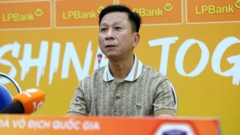HLV Văn Sỹ Sơn ngỡ ngàng khi bị VFF cấm chỉ đạo hai trận
