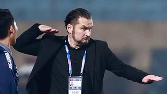 HLV Velizar Popov lập ‘kỷ lục’ chịu phạt ở V.League