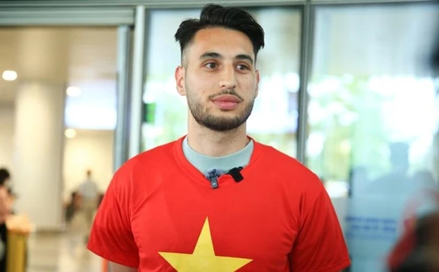 Julien Mouillon bất ngờ lộ diện và sắp cập bến CAHN? Julien Mouillon bất ngờ lộ diện và sắp cập bến CAHN?