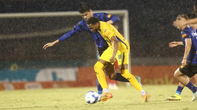 Kết quả SLNA 0-1 HAGL: Sông Lam ngã ngựa vì sút dở và cả thẻ đỏ