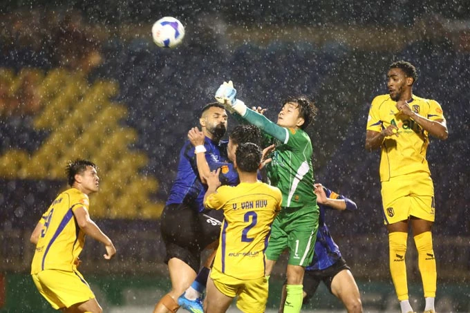 Kết quả SLNA 0-1 HAGL: Sông Lam ngã ngựa vì sút dở và cả thẻ đỏ