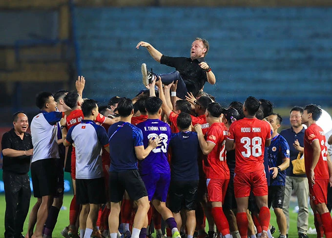 Khi nào Đình Bắc và CAHN được trao cúp vô địch V.League 2025/26? Khi nào Đình Bắc và CAHN được trao cúp vô địch V.League 2025/26?