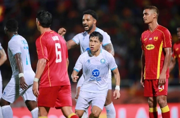 Lối chơi Nam Định tê liệt khi Xuân Son bị khóa chặt Lối chơi Nam Định tê liệt khi Xuân Son bị khóa chặt