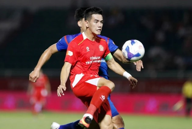 Lối thoát nào cho trung phong Việt giữa rừng ngoại binh? Lối thoát nào cho trung phong Việt giữa rừng ngoại binh?