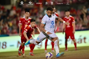 Ngỡ ngàng với pha bỏ lỡ trước khung thành trống của Xuân Son