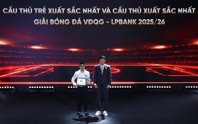 Quang Hải nhận giải Cầu thủ xuất sắc nhất V-League Quang Hải nhận giải Cầu thủ xuất sắc nhất V-League