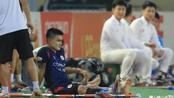 Quang Hải rời sân bằng cáng, vợ lo lắng trên khán đài
