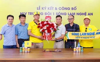 SLNA chốt tương lai HLV Văn Sỹ Sơn bằng bản hợp đồng mới