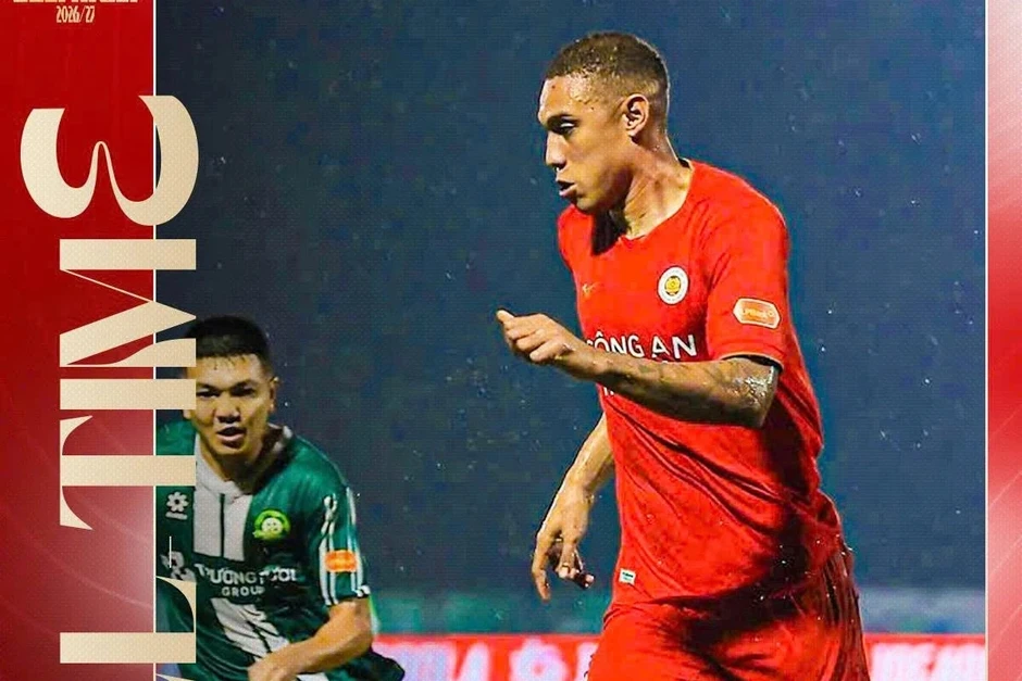 Tấn Sinh chơi thô bạo với Đình Bắc ngày đội nhà thua đậm CLB CAHN Tấn Sinh chơi thô bạo với Đình Bắc ngày đội nhà thua đậm CLB CAHN