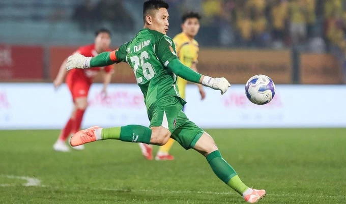 Thủ môn Huỳnh Tuấn Linh, ‘người hùng’ giữa hai thế giới