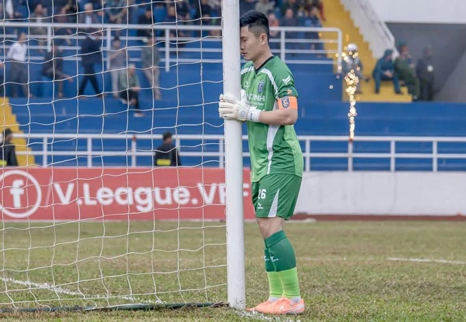 Thủ môn Huỳnh Tuấn Linh, ‘người hùng’ giữa hai thế giới