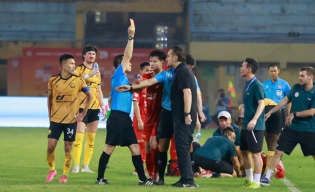Trợ lý Thể Công tố trọng tài Ngô Duy Lân xử ép HLV Popov Trợ lý Thể Công tố trọng tài Ngô Duy Lân xử ép HLV Popov