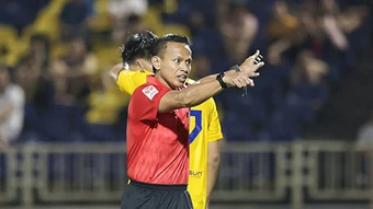 Trọng tài FIFA Malaysia cầm còi vòng 20 V.League