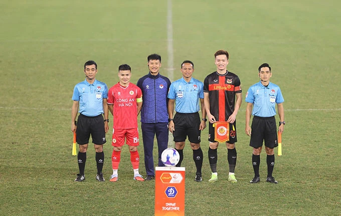 Trọng tài FIFA Malaysia cầm còi vòng 20 V.League Trọng tài FIFA Malaysia cầm còi vòng 20 V.League