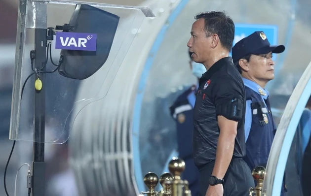 Trọng tài Nguyễn Trung Kiên đối mặt án phạt vì sai lầm ở trận Nam Định Trọng tài Nguyễn Trung Kiên đối mặt án phạt vì sai lầm ở trận Nam Định