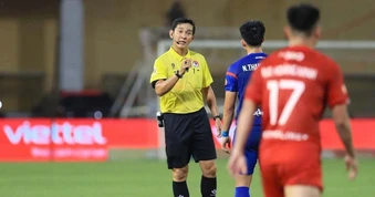 Trọng tài V-League bị đình chỉ vì thổi phạt đền chưa chính xác