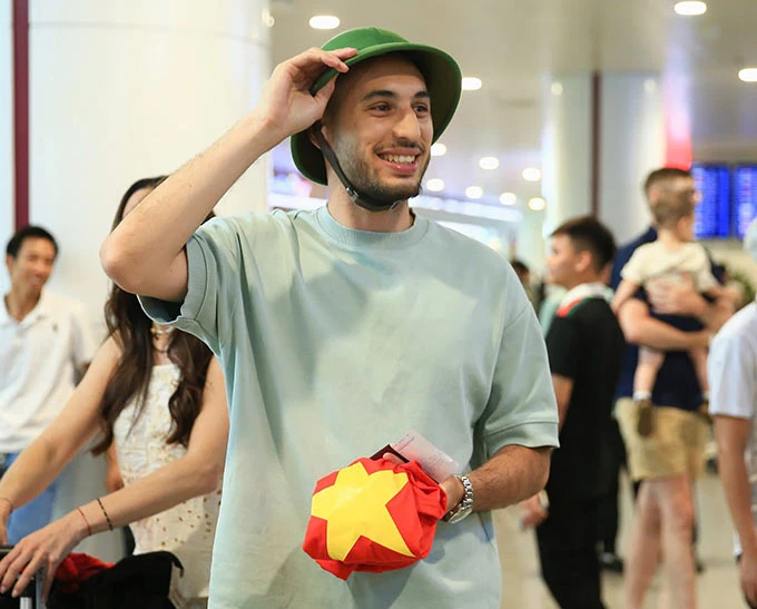 Trung vệ Việt kiều Julien Mouillon: 'V.League có tính cạnh tranh rất khốc liệt' Trung vệ Việt kiều Julien Mouillon: 'V.League có tính cạnh tranh rất khốc liệt'