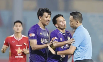 VAR giúp Hà Nội FC thoát thẻ đỏ ở V-League