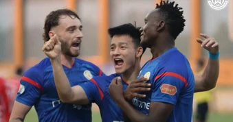 Xuân Son lập hat-trick cho Nam Định, cuộc đua trụ hạng đầy kịch tinh