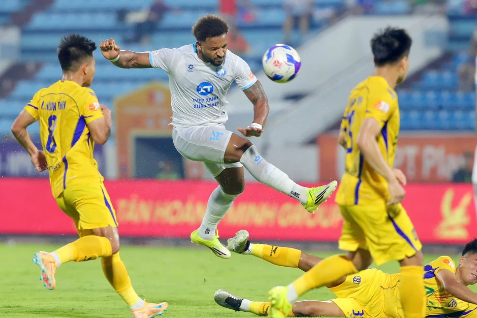 Xuân Son lập hat-trick cho Nam Định, cuộc đua trụ hạng đầy kịch tinh Xuân Son lập hat-trick cho Nam Định, cuộc đua trụ hạng đầy kịch tinh