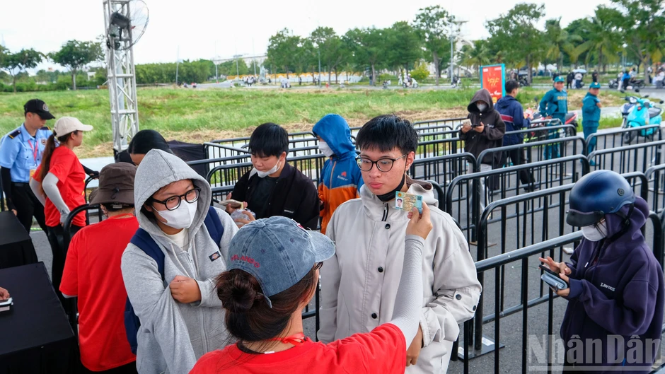 [Ảnh] Đội nắng xếp hàng, người trẻ chờ vé “Tổ quốc trong tim”