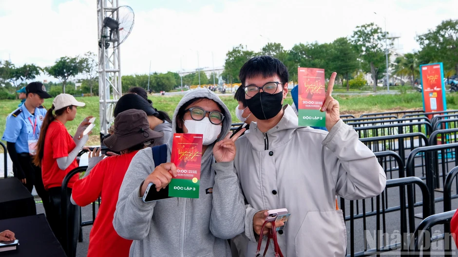 [Ảnh] Đội nắng xếp hàng, người trẻ chờ vé “Tổ quốc trong tim”