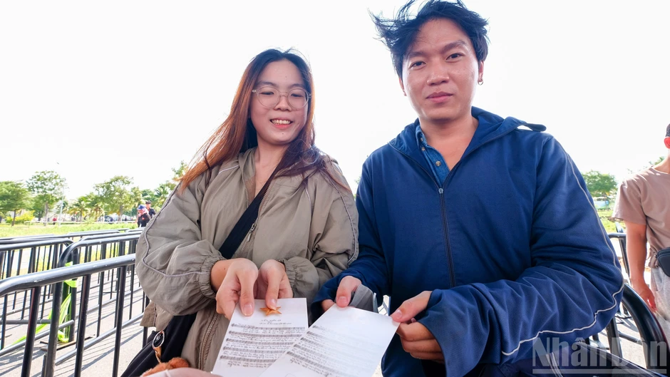 [Ảnh] Đội nắng xếp hàng, người trẻ chờ vé “Tổ quốc trong tim”