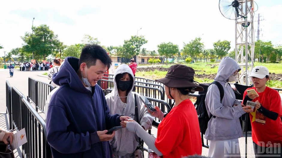[Ảnh] Đội nắng xếp hàng, người trẻ chờ vé “Tổ quốc trong tim”