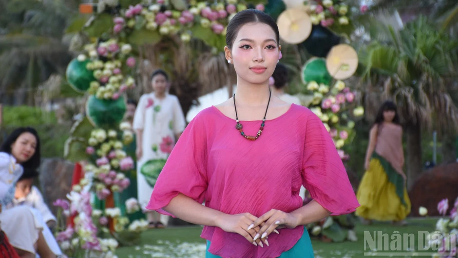 [ẢNH] “Em Sen”: Tôn vinh vẻ đẹp người phụ nữ Việt bằng ngôn ngữ thời trang