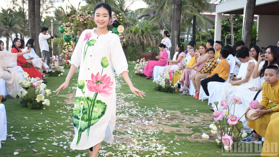 [ẢNH] “Em Sen”: Tôn vinh vẻ đẹp người phụ nữ Việt bằng ngôn ngữ thời trang