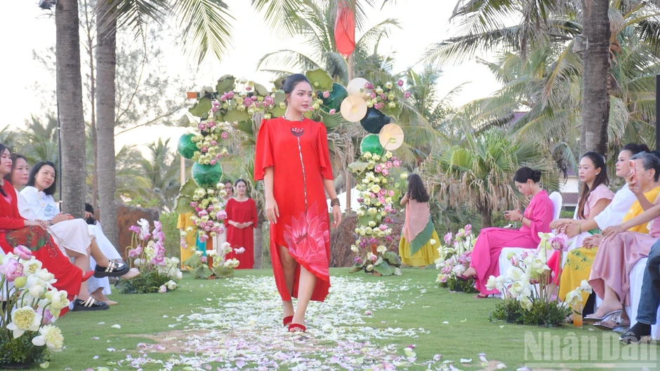 [ẢNH] “Em Sen”: Tôn vinh vẻ đẹp người phụ nữ Việt bằng ngôn ngữ thời trang