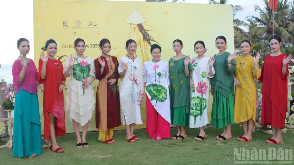 [ẢNH] “Em Sen”: Tôn vinh vẻ đẹp người phụ nữ Việt bằng ngôn ngữ thời trang