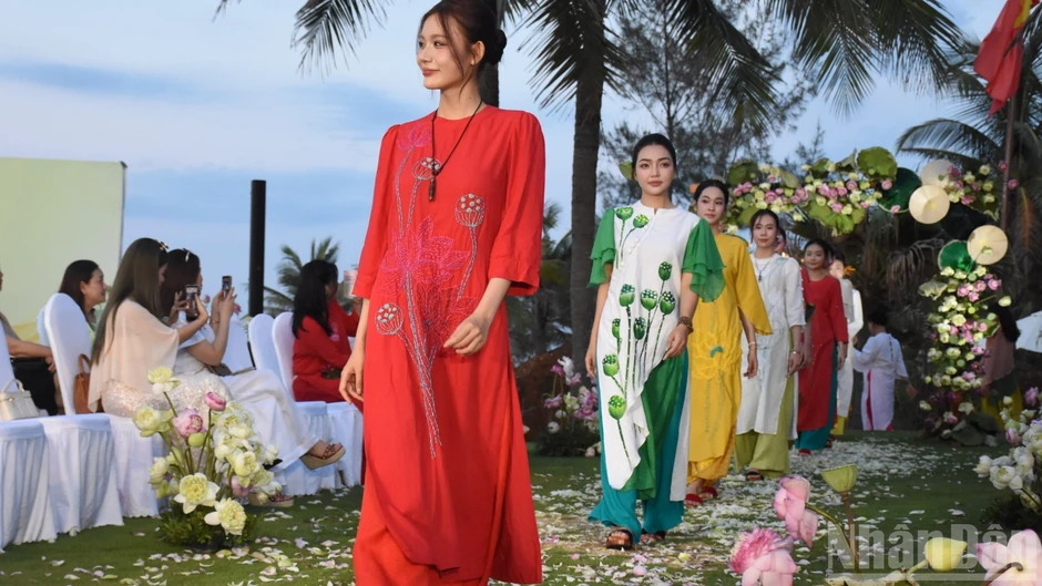 [ẢNH] “Em Sen”: Tôn vinh vẻ đẹp người phụ nữ Việt bằng ngôn ngữ thời trang