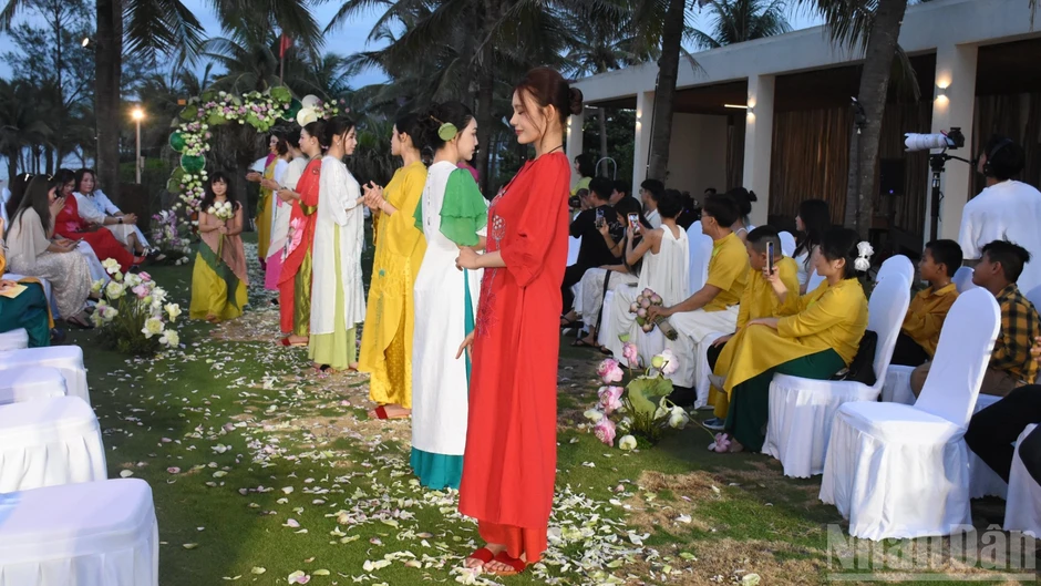 [ẢNH] “Em Sen”: Tôn vinh vẻ đẹp người phụ nữ Việt bằng ngôn ngữ thời trang