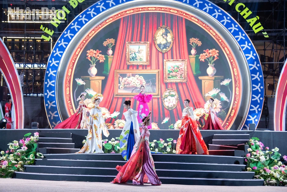 [Ảnh] Gặp gỡ văn hóa, giao lưu nhân dân và kết nối quốc tế tại "Sắc màu năm châu"