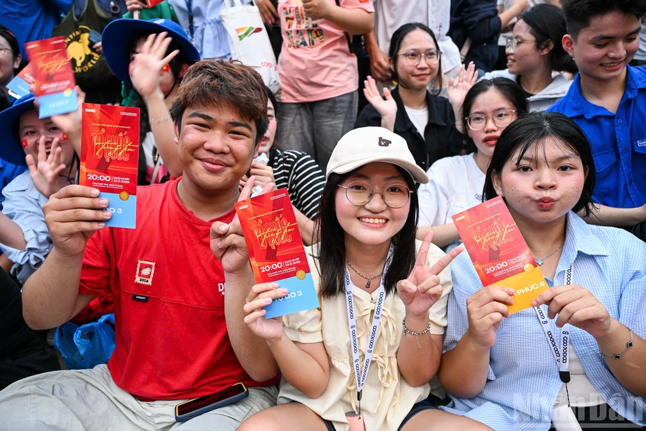 [Ảnh] Nghệ sĩ "Tổ quốc trong tim" khuấy động phố Nguyễn Huệ trước giờ G