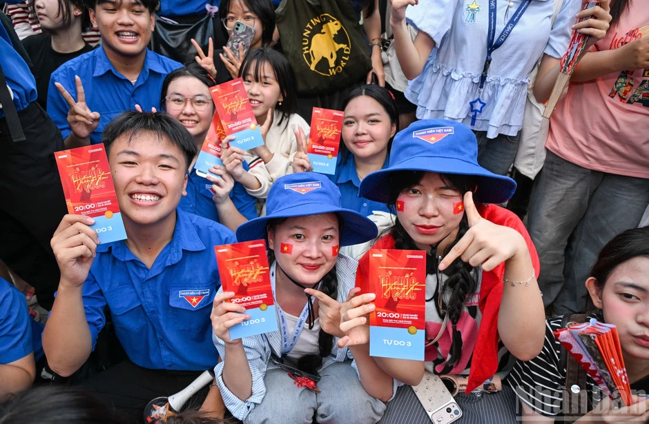 [Ảnh] Nghệ sĩ "Tổ quốc trong tim" khuấy động phố Nguyễn Huệ trước giờ G