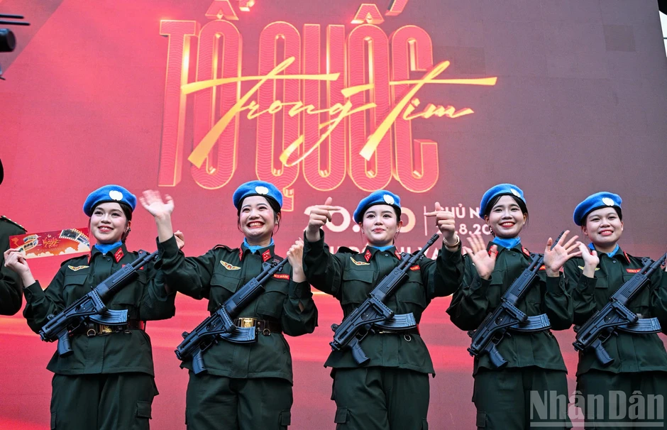 [Ảnh] Nghệ sĩ "Tổ quốc trong tim" khuấy động phố Nguyễn Huệ trước giờ G