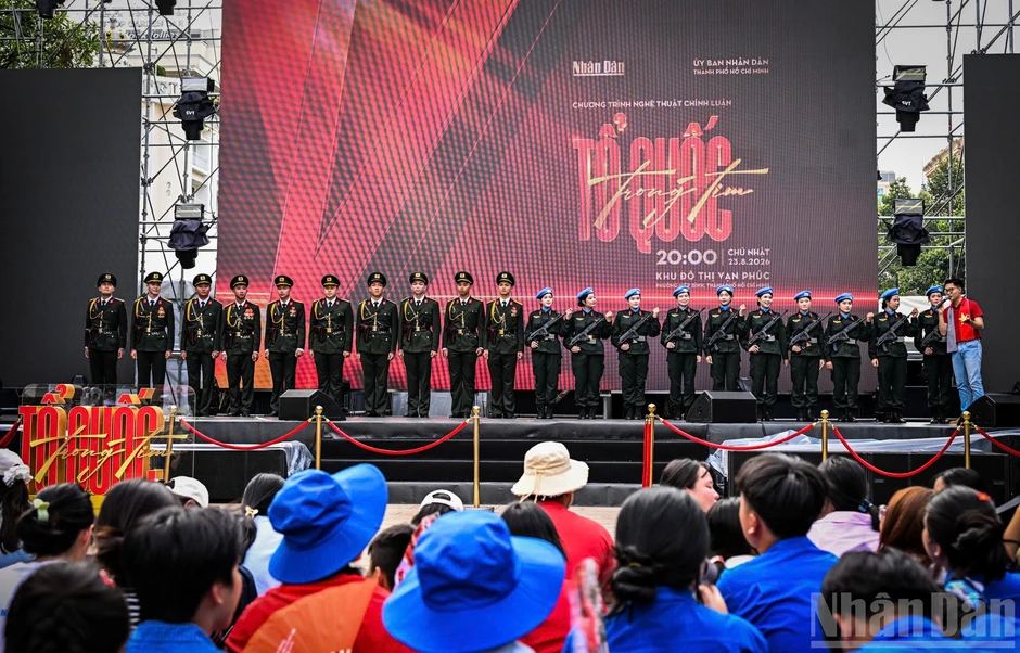 [Ảnh] Nghệ sĩ "Tổ quốc trong tim" khuấy động phố Nguyễn Huệ trước giờ G