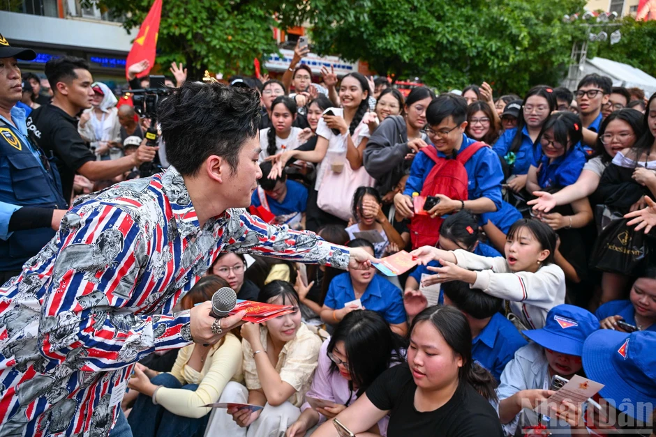 [Ảnh] Nghệ sĩ "Tổ quốc trong tim" khuấy động phố Nguyễn Huệ trước giờ G
