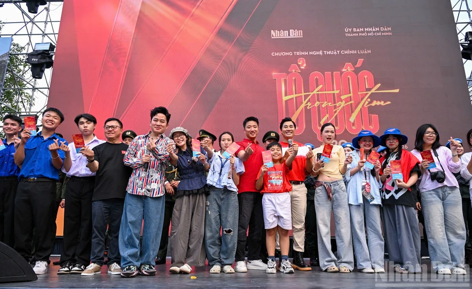[Ảnh] Nghệ sĩ "Tổ quốc trong tim" khuấy động phố Nguyễn Huệ trước giờ G