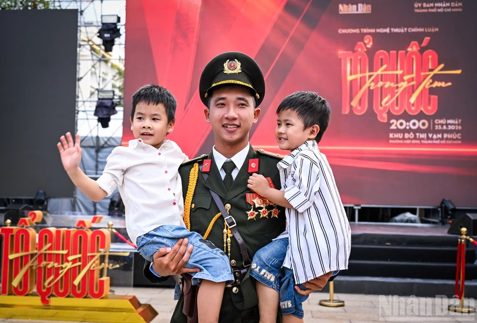 [Ảnh] Nghệ sĩ "Tổ quốc trong tim" khuấy động phố Nguyễn Huệ trước giờ G