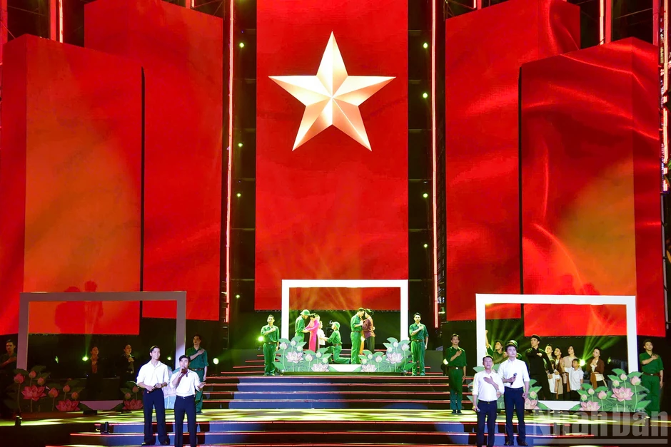 [Ảnh] Pháo hoa rực sáng trên bầu trời Thành phố Hồ Chí Minh chào mừng Đại lễ 30/4