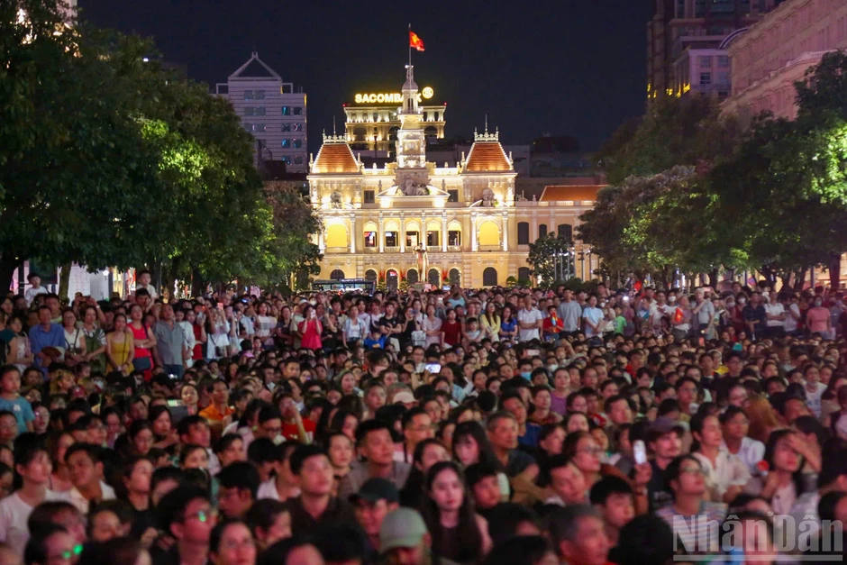 [Ảnh] Pháo hoa rực sáng trên bầu trời Thành phố Hồ Chí Minh chào mừng Đại lễ 30/4