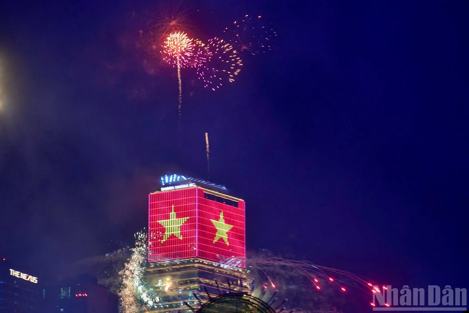 [Ảnh] Pháo hoa rực sáng trên bầu trời Thành phố Hồ Chí Minh chào mừng Đại lễ 30/4