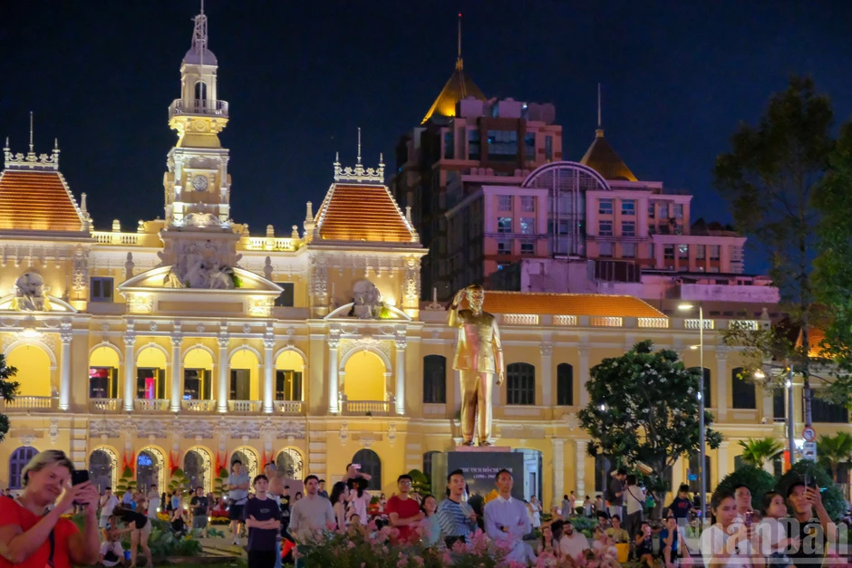 [Ảnh] Pháo hoa rực sáng trên bầu trời Thành phố Hồ Chí Minh chào mừng Đại lễ 30/4