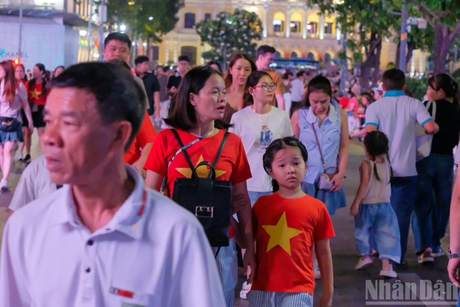 [Ảnh] Pháo hoa rực sáng trên bầu trời Thành phố Hồ Chí Minh chào mừng Đại lễ 30/4
