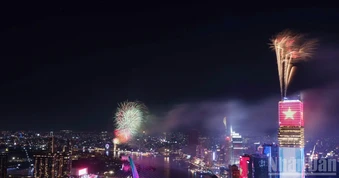 [Ảnh] Pháo hoa rực sáng trên bầu trời Thành phố Hồ Chí Minh chào mừng Đại lễ 30/4